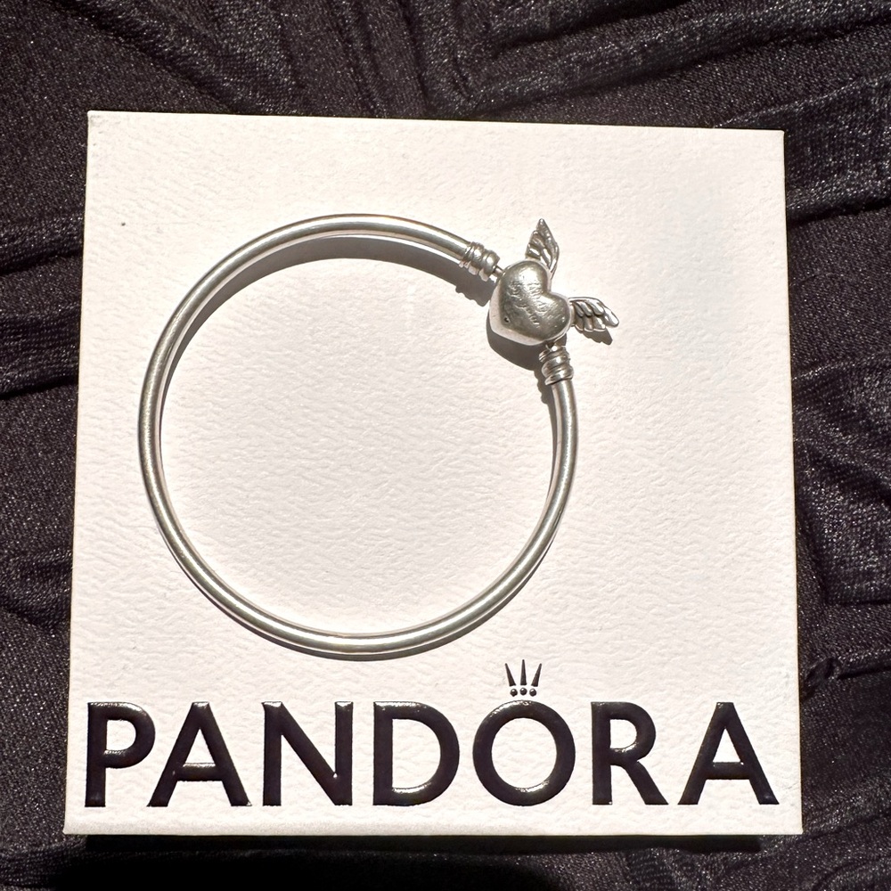 Pandora Moments Angel Heart Clasp Bangle